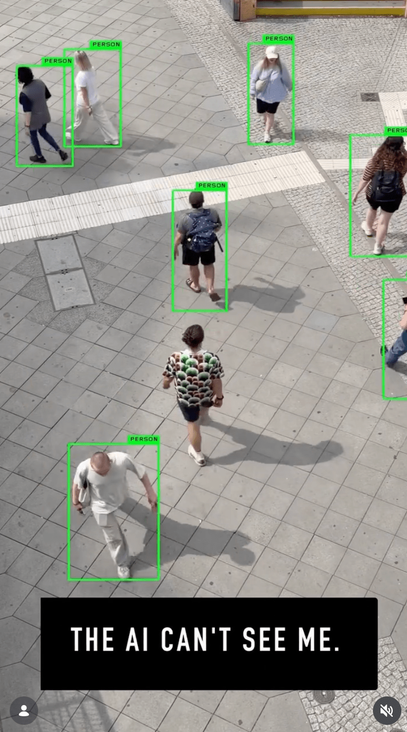 这款名为“数码迷彩”（Digital Camouflage）的夏威夷恤，可成功避过AI人形识别系统。