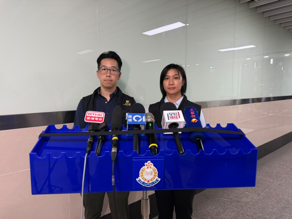 東九龍總區科技及財富罪案組總督察陶勁笙(左)及督察盧嘉琳(右)交代案情。 東九龍總區科技及財富罪案組總督察陶勁笙(左)及督察盧嘉琳(右)交代案情。