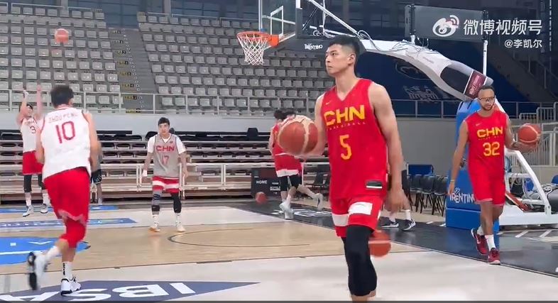 李凯尔公开和中国男篮合训的视频。