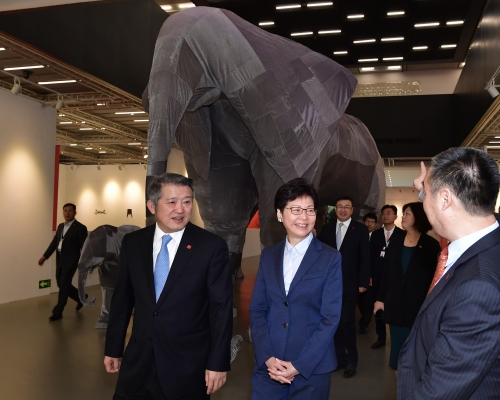 林鄭月娥(中)在陳東升(左)陪同下參觀展品。