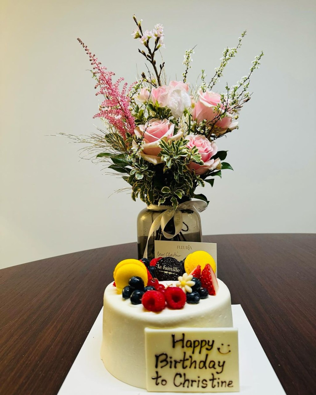伍咏薇日前55岁生日，于IG分享收到今年生日的第一个生日蛋糕。