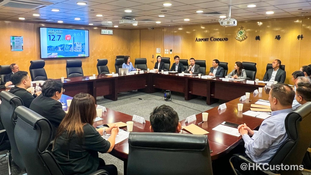 海關昨日與空運物流運輸業界舉行「空運貨物顧客聯絡小組」定期會議。香港海關FB 海關昨日與空運物流運輸業界舉行「空運貨物顧客聯絡小組」定期會議。香港海關FB