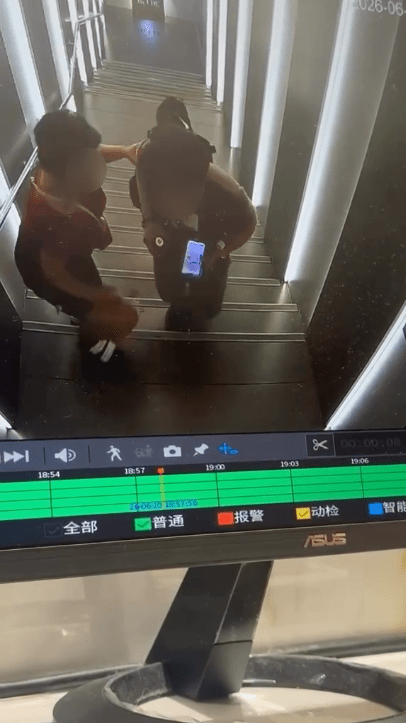 女子完事後兩人迅即離場。(影片截圖) 女子完事後兩人迅即離場。(影片截圖)
