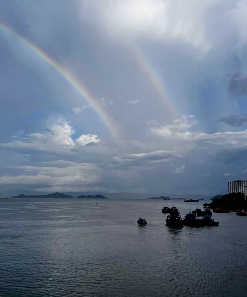 本港多處今早出現雙彩虹美景。fb「社區天氣觀測計劃 CWOS」Siul Tung圖片