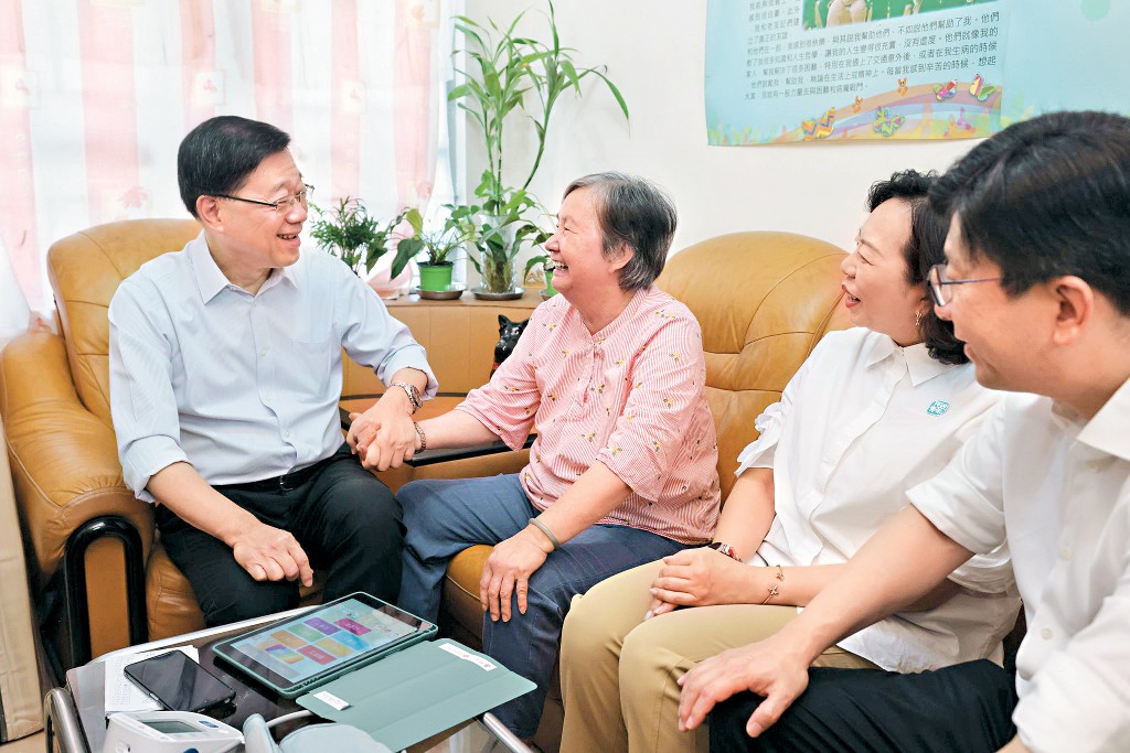 特首李家超發表《施政報告》前,帶領官員探訪筲箕灣屋邨,了解獨居長者生活。