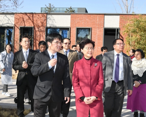 林鄭月娥（右三）、行政長官辦公室主任陳國基（右二）。新聞處圖片