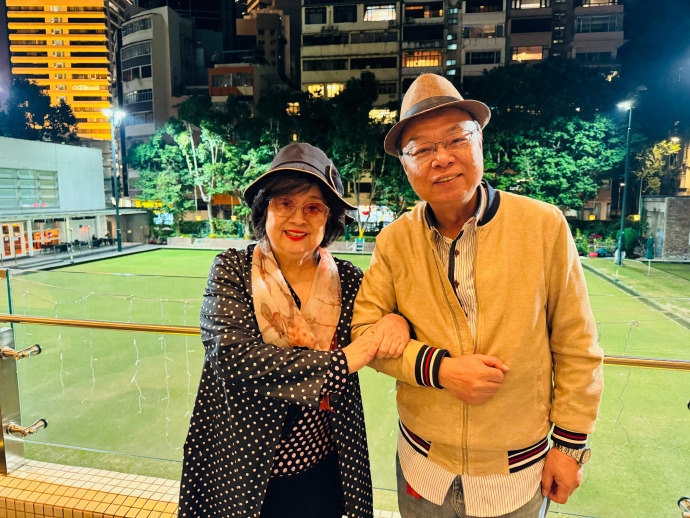 当日徐小凤（左）穿上最爱的黑白波点衫及外套，并披上围巾兼戴黑帽及茶色墨镜，造型简约优雅。