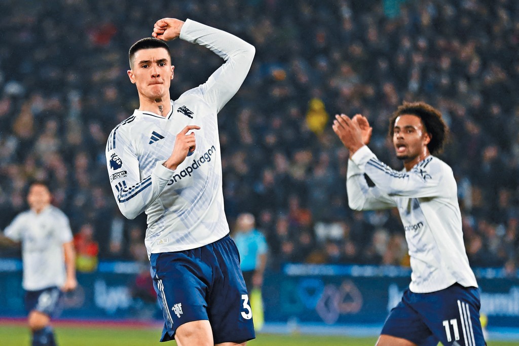 班捷文施斯高(左)為曼聯追和1：1。