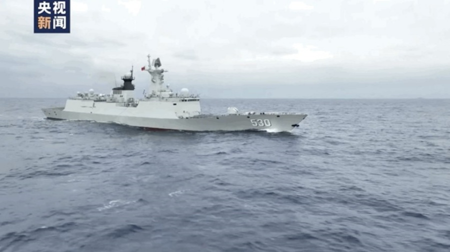 东部战区海军徐州舰正实施战术动作