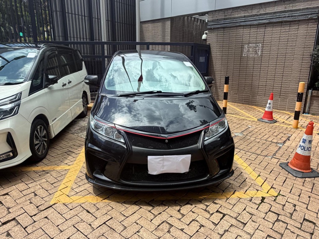被扣查的白牌车。