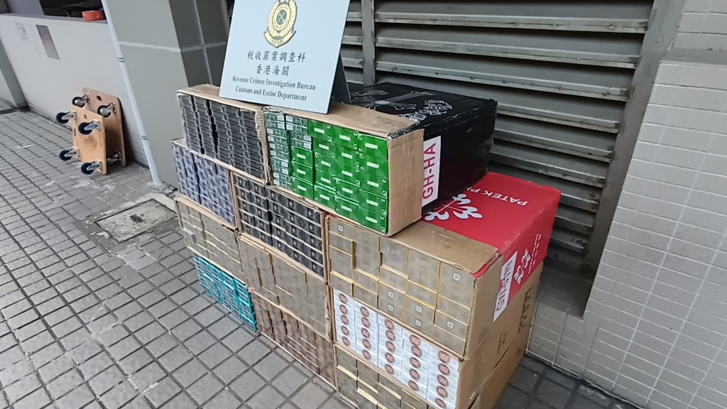 私煙販扮主婦拖「買餸車」分銷 海關拘46歲清潔工 檢逾百萬元貨