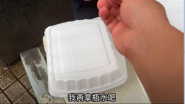 失業深圳男YouTuber真實記綠在深圳搵工艱難，唯有食人仔5元兩餸飯，再要多一支水，總共人仔6元。