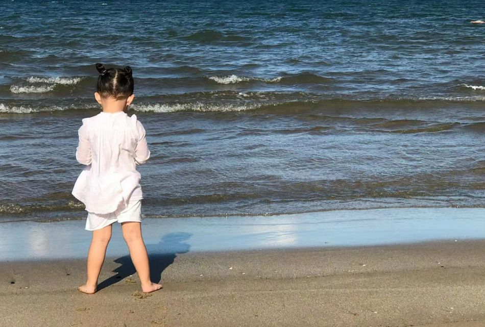那年爸爸自己帶女兒去海邊。