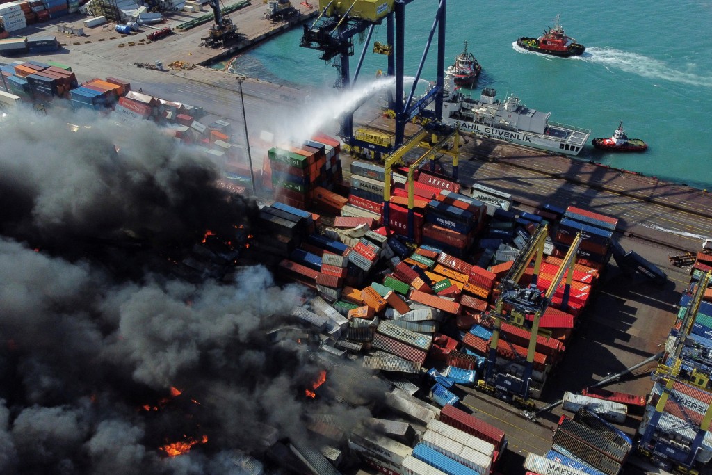 伊斯肯德倫港口（Iskenderun）在最初的地震後便發生大火，已連燒2天。 路透社
