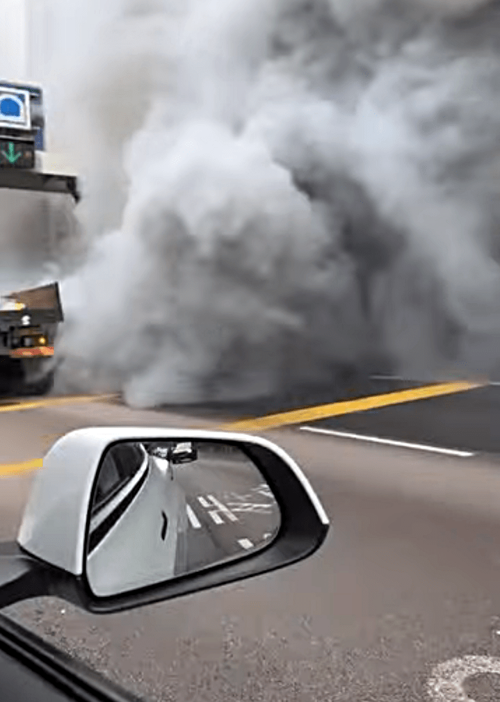 貨車機件故障冒煙。fb：車cam L（香港群組）