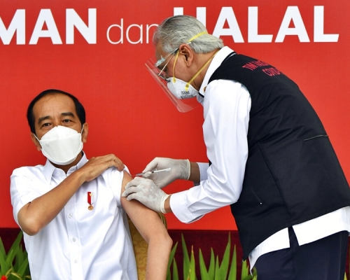 印尼批准緊急使用中國科興生物研發的新冠疫苗後，總統佐科維多多成為首名接種者。AP圖片