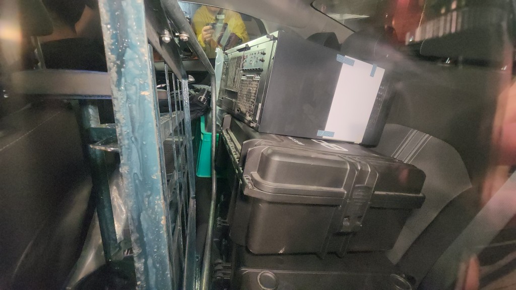 警方在火炭一工廈單位及被捕人家中蒐證，檢獲一批懷疑與案有關的儀器及懷疑虛假文件。黎志偉攝