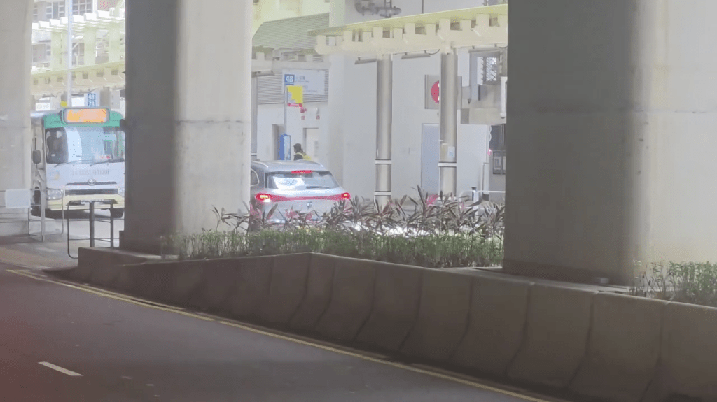 一輛銀灰色私家車於香葉道近黃竹坑站對開逆線行駛,期間與一輛正常行駛的專線小巴迎面接近。Facebook 車cam L(香港群組)影片截圖 一輛銀灰色私家車於香葉道近黃竹坑站對開逆線行駛,期間與一輛正常行駛的專線小巴迎面接近。Facebook 車cam L(香港群組)影片截圖