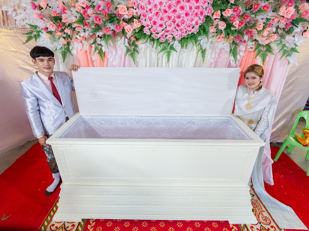 新郎解釋，擺放棺材是象徵見證他們至死不渝的愛情。Kan Pho To社交媒體圖片