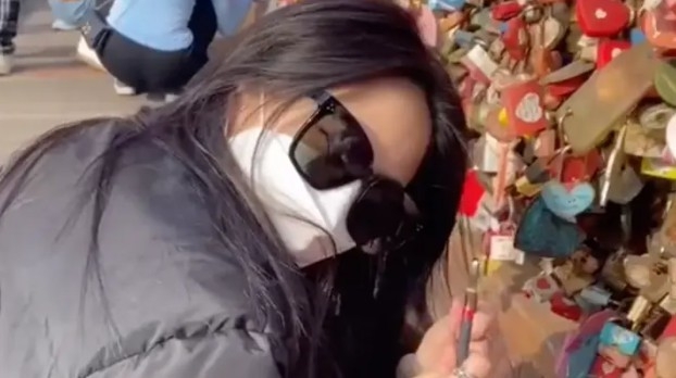 Kassie在密密麻麻的鎖墻上努力尋找當初的那把鎖。