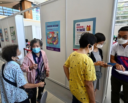 新冠疫苗接種外展隊到樂富廣場為市民即場打針。