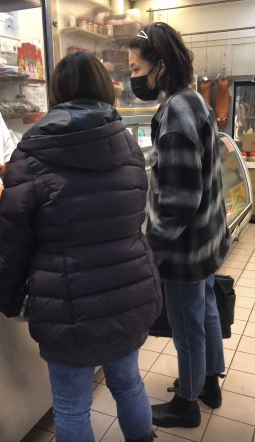 穿上格仔衫及牛仔褲,打扮樸素。