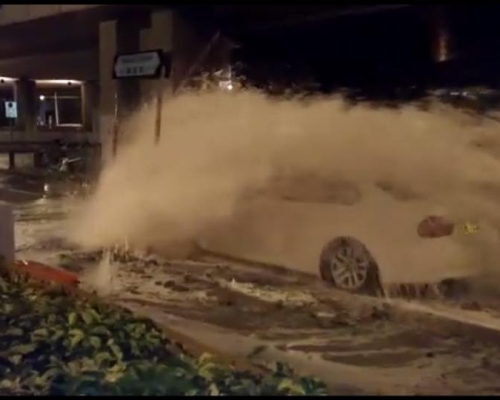 車輛「淹沒」在洪水之中。fb專頁「西灣河筲箕灣工作隊」