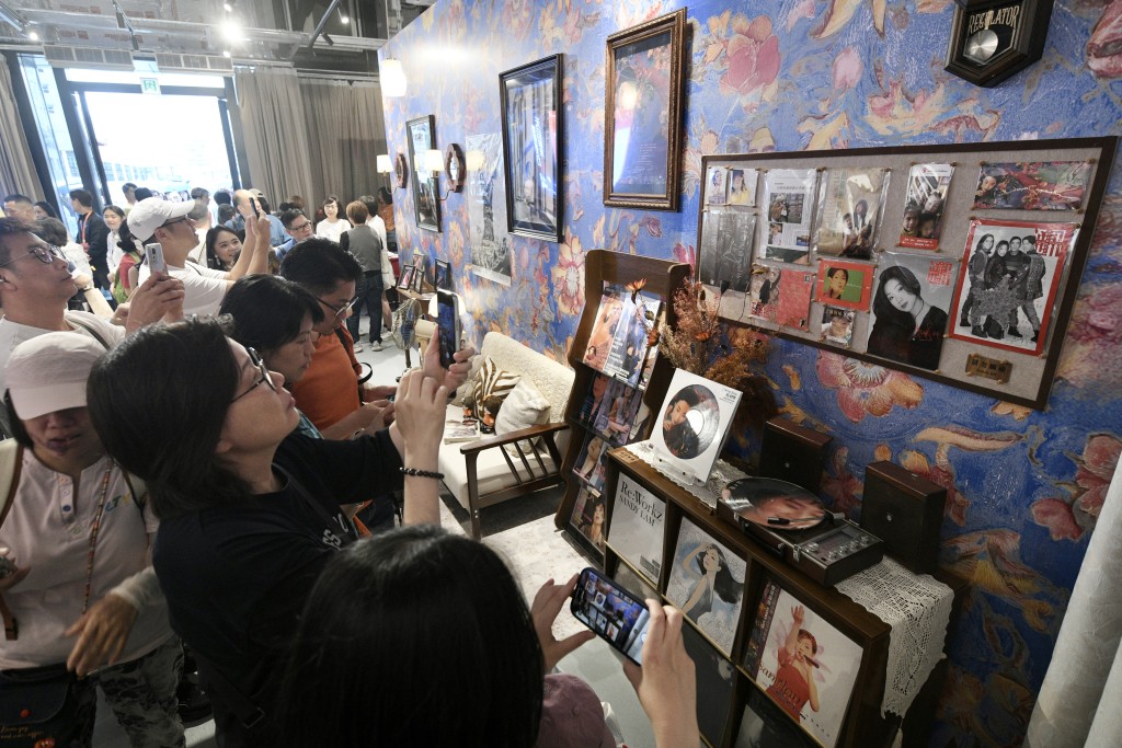 歌迷在珍藏展拍照打卡。