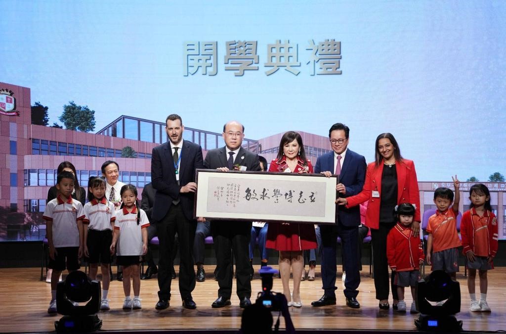安基司新校校訓為「立志、博學、求敏」,期望學生終身抱持對學習的熱誠,發揮潛能,成為富責任感、無懼挑戰的人。左起:小學部校長Mr Thomas Crawford Moore、立法會議員周文港、校監蔡李惠利、校董陳偉佳、幼稚園部校長Ms Jasmine Wadhwani。