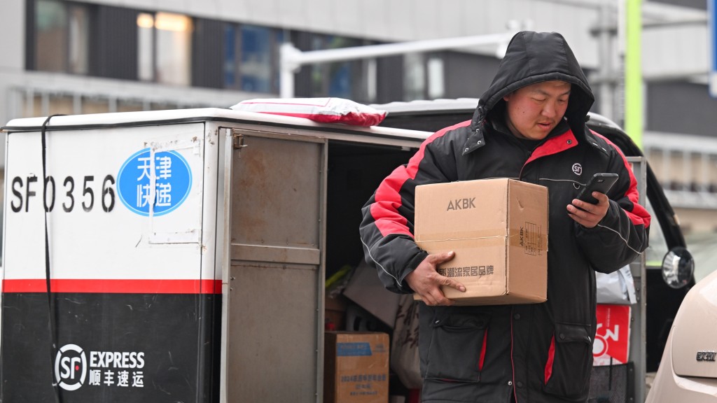 天津市快遞員在寒潮天氣下派件。 新華社