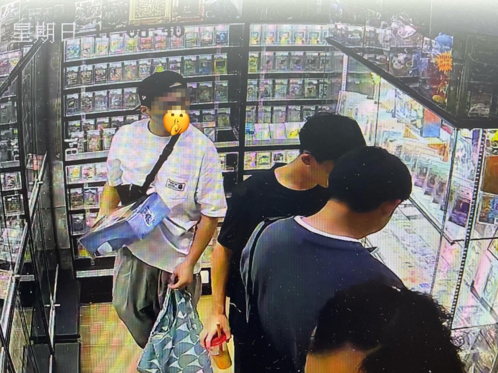 cap帽男趁人多擠迫、職員未有為意下,在店內一位置拿走禮盒,然後離開。網上圖片 cap帽男趁人多擠迫、職員未有為意下,在店內一位置拿走禮盒,然後離開。網上圖片