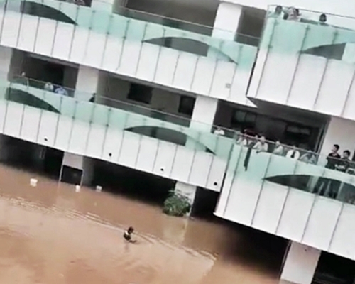 鄭州阜外華中心血管病醫院因積水未退而被困。網圖