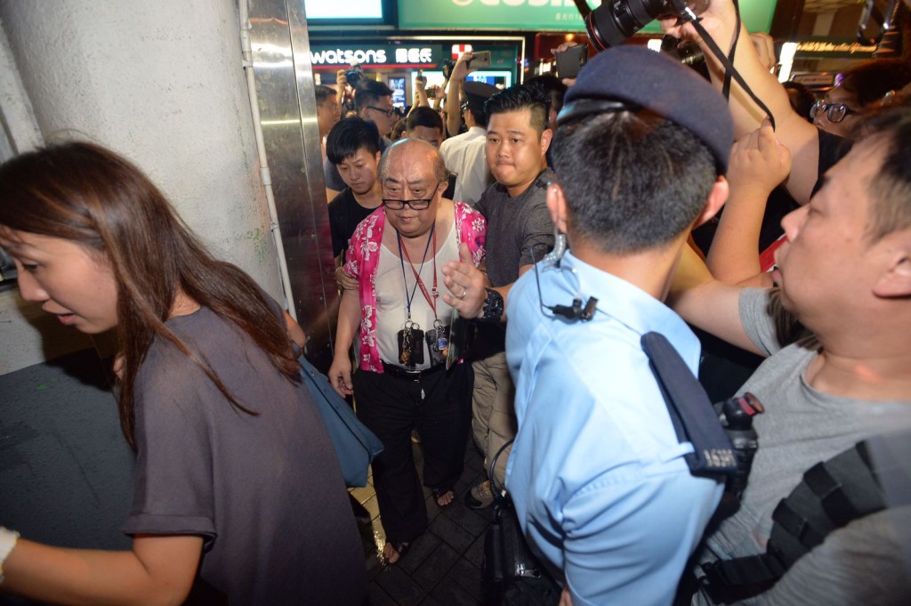 最少3名表演者被在場警員帶上警車離開。黃賢創攝