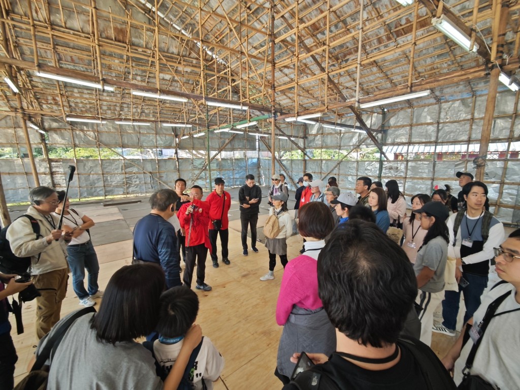 活動特設有兩位導賞員,帶領眾多市民及文化愛好者,深入探尋非遺戲棚搭建技藝的魅力。錦田鄉事委員fb圖片 活動特設有兩位導賞員,帶領眾多市民及文化愛好者,深入探尋非遺戲棚搭建技藝的魅力。錦田鄉事委員fb圖片