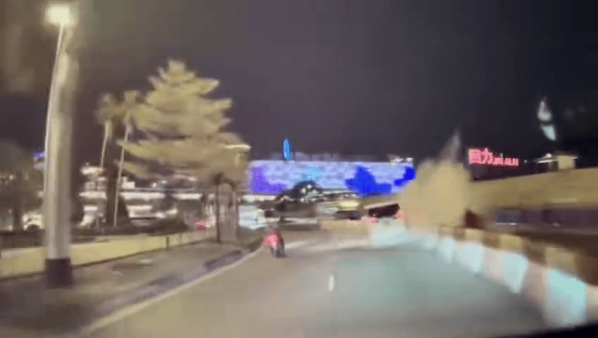 白色七人車失控，撞穿路中心水馬，水花四濺。