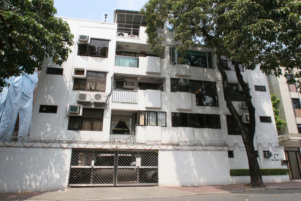 阿叻被指大宅僭建，他解釋已進行內部裝修。