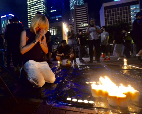 市民拜祭中環墮樓輕生女子。
