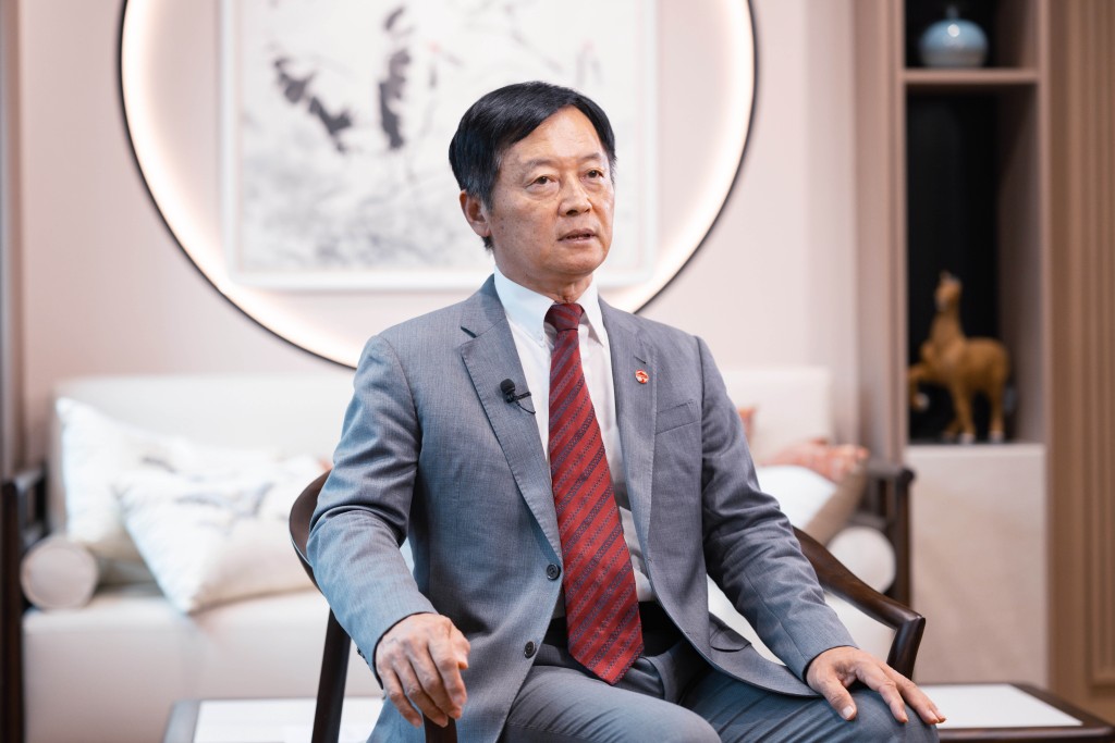 秦泗釗作為理工科教授,卻充滿藝術氣息,坦言最愛聽古典樂,如柴可夫斯基。 秦泗釗作為理工科教授,卻充滿藝術氣息,坦言最愛聽古典樂,如柴可夫斯基。