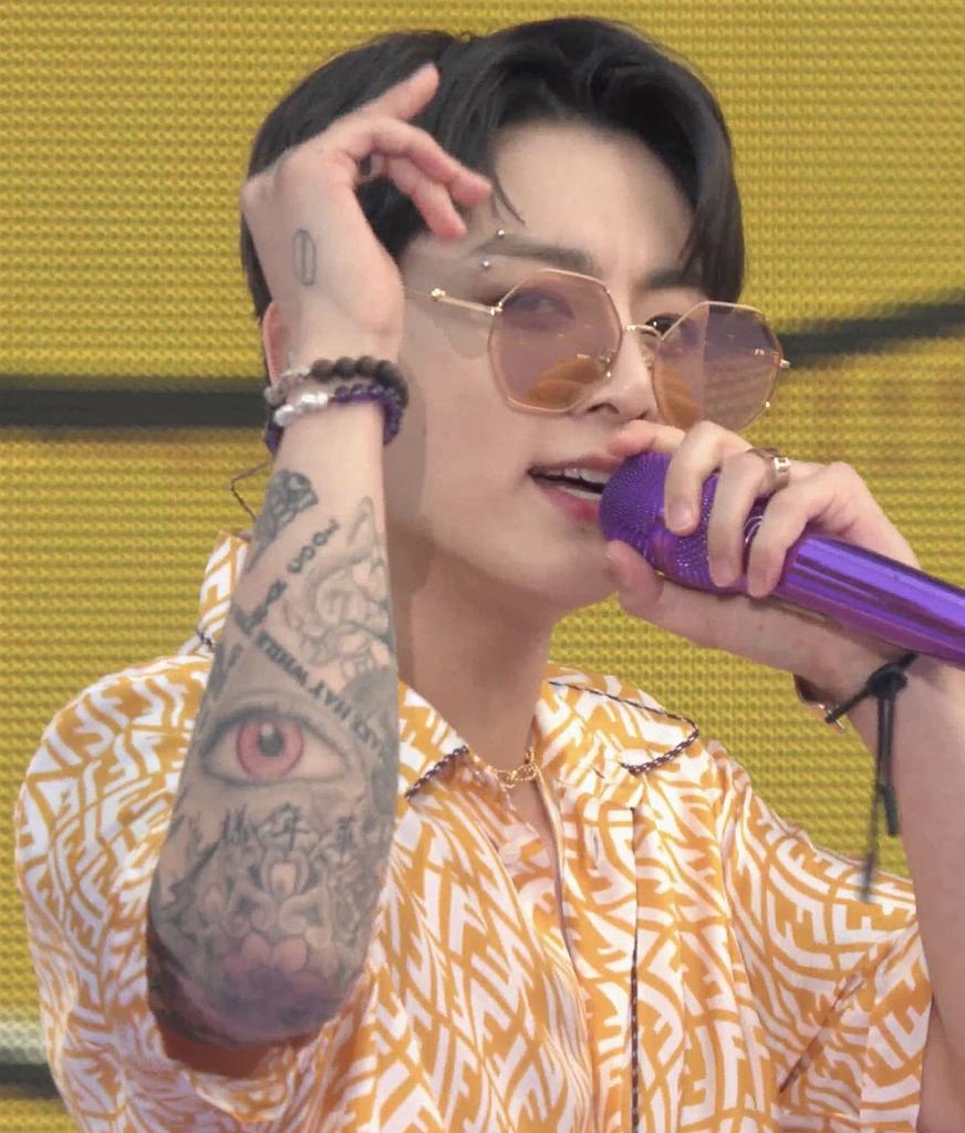 自紋身後,JK每次曝光無論工作定私拍都係着長袖衫再捲少少袖,紋身能見度極少。