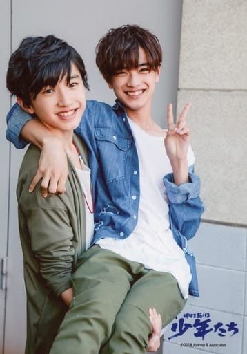 高橋恭平(右)與同團人氣成員道枝駿佑合照。