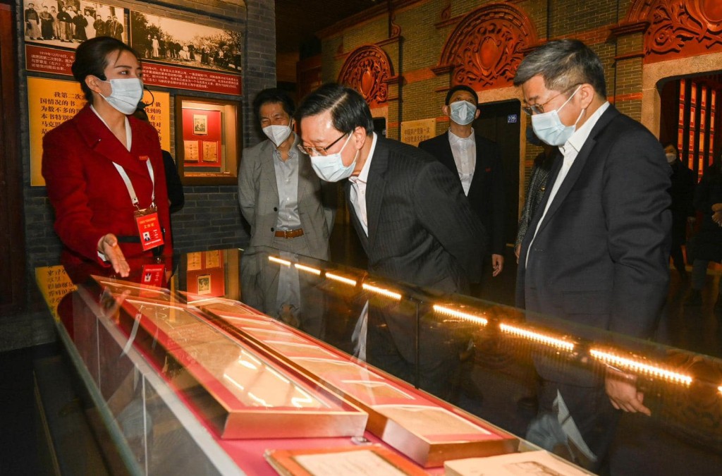 展览按照中国人民站起来、富起来、强起来的历史脉络分为四个部分。李家超fb图片