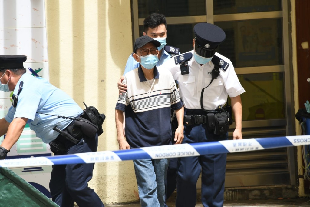 死者父親到場認屍。楊偉亨攝