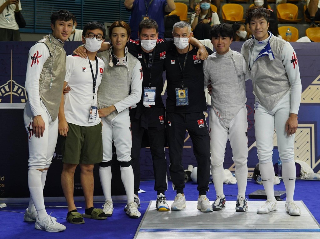 香港男子花剑队杀入团体八强，追平历来最佳成绩。FIE图片