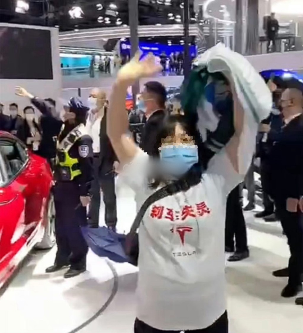 2021年李女士身穿「剎車失靈」上衣大鬧上海車展特斯拉展台。