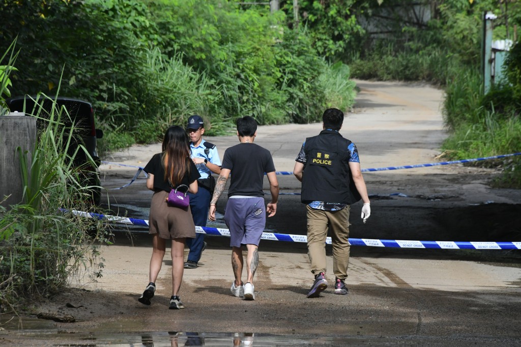 男車主偕女友接獲警方通知,到場協助調查。 男車主偕女友接獲警方通知,到場協助調查。