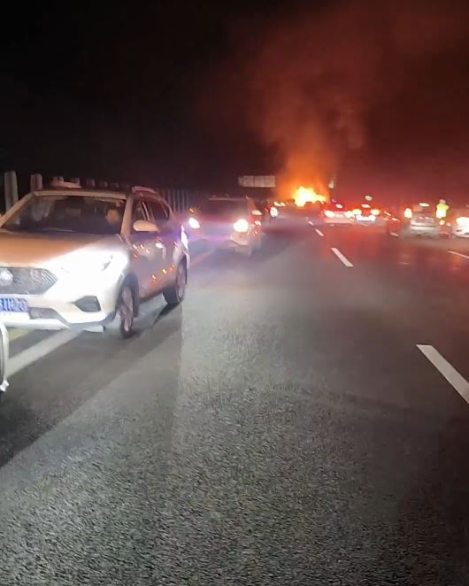 湖南運煙花貨車翻側起火，導致8車「串燒」2人受傷。