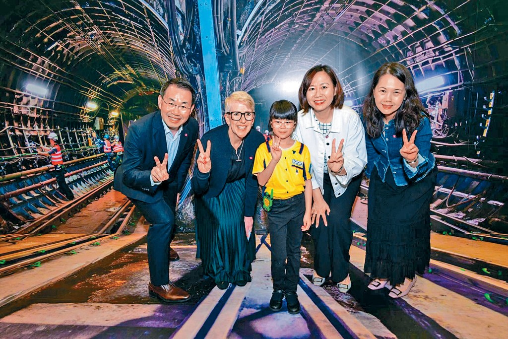 参观者可试穿港铁制服在月台隧道场景模拟工程人员体验维修工作，或于「车务控制中心」场景拍照亲身体会铁路人员的专业。右二为港铁行政总裁杨美珍。