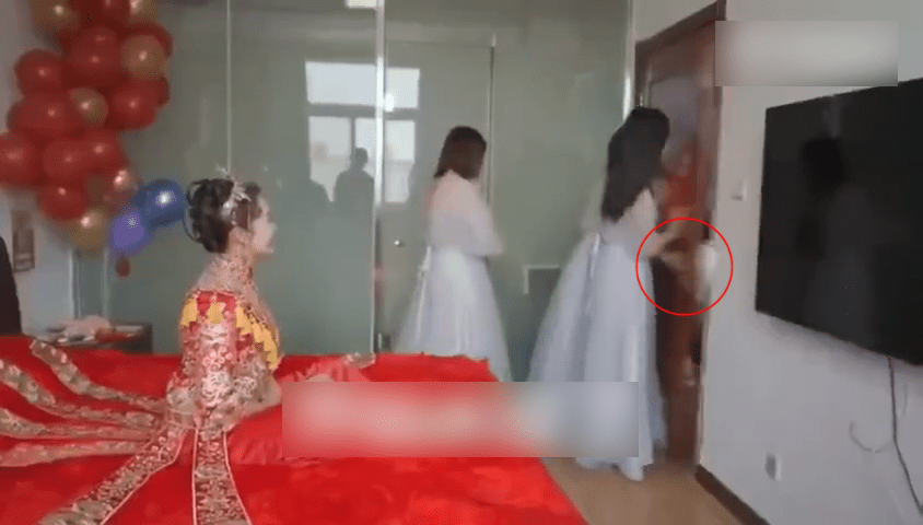 影片拍摄接新娘的伴郎撞门环节，当时新娘坐在床上，门后有三名伴娘迎战门外的伴郎。