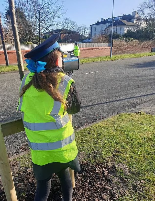英警請來小學生在路邊測車速。網上圖片