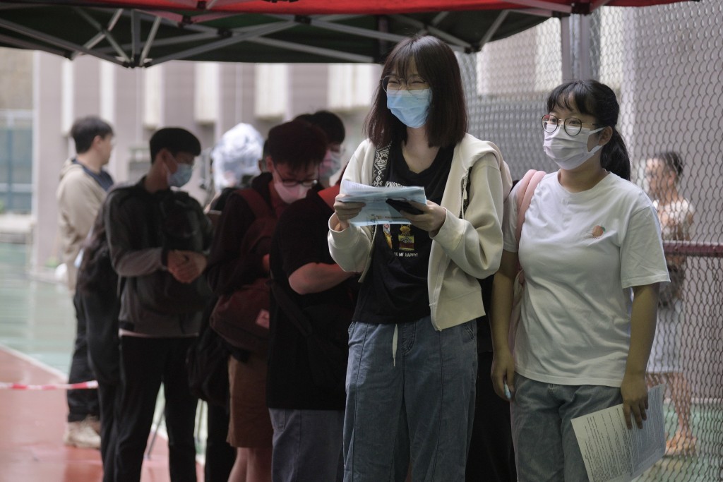 确诊考生需要自行前往「指定试场」。陈浩元摄